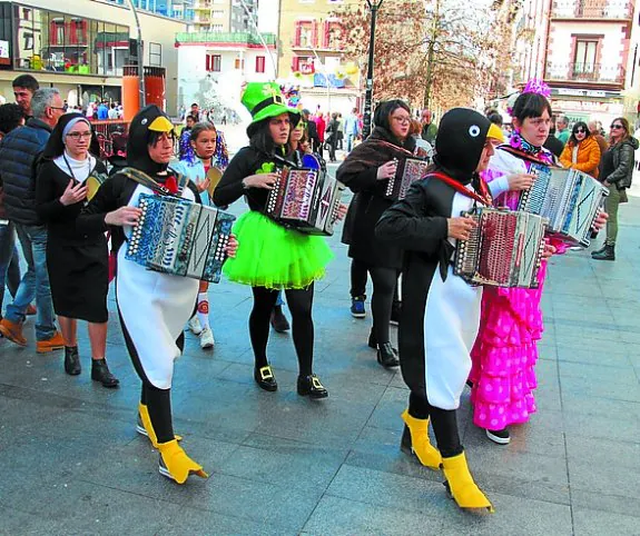 La música la pusieron los grupos de Ttirriki Ttarraka y Rockalean en la zona Centro y Okendo plaza.  