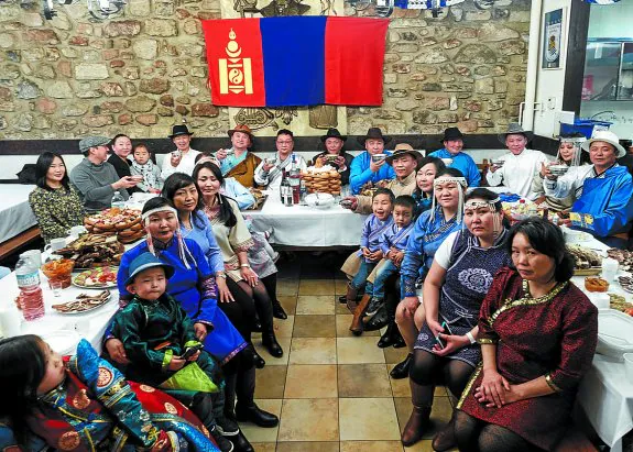 Representantes de la colonia mongola en Gipuzkoa, ayer en la sociedad Amaikak Bat. 