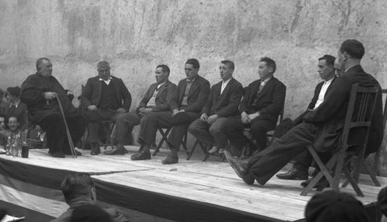 Bertso-saioa Tolosako EAJ-PNVko batzokiko frontoian 1936an. Ezkerretik hasita, seigarrena da Etxeberria.