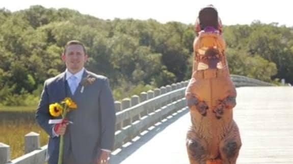 Sorprende a su novio apareciendo disfrazada de dinosaurio el día de la boda