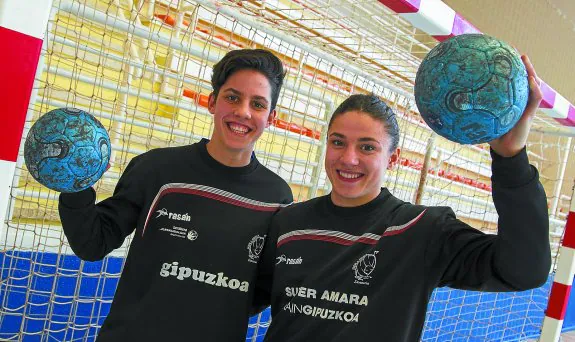 Alicia Fernández y Maitane Etxeberria ayer, en el polideportivo de Bidebieta.