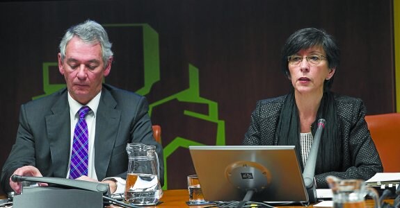 Antón Damborenea (PP) y la consejera de Seguridad, Estefanía Beltrán de Heredia, ayer en la comisión de Hacienda del Parlamento.