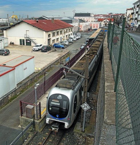 La estación de Euskotren de Hendaia se sitúa a pocos metros de la terminal francesa, al fondo.