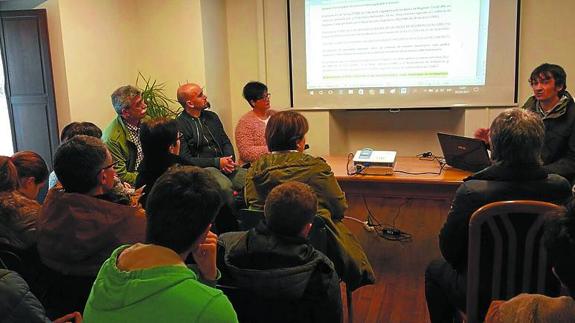 Tranquilidad en el pueblo, que celebró una asamblea vecinal informativa