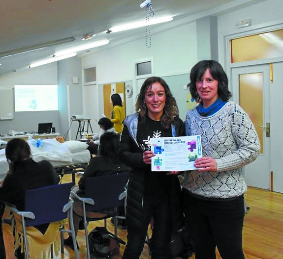 Representantes municipales en la presentación de los cursos. 