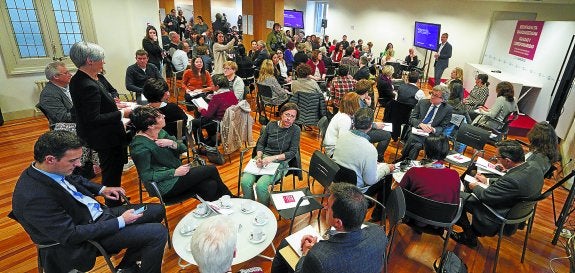 El 'world café' organizado por la Diputación de Gipuzkoa giró en torno al debate sobre la igualdad y contó con la participación de 120 ciudadanos.