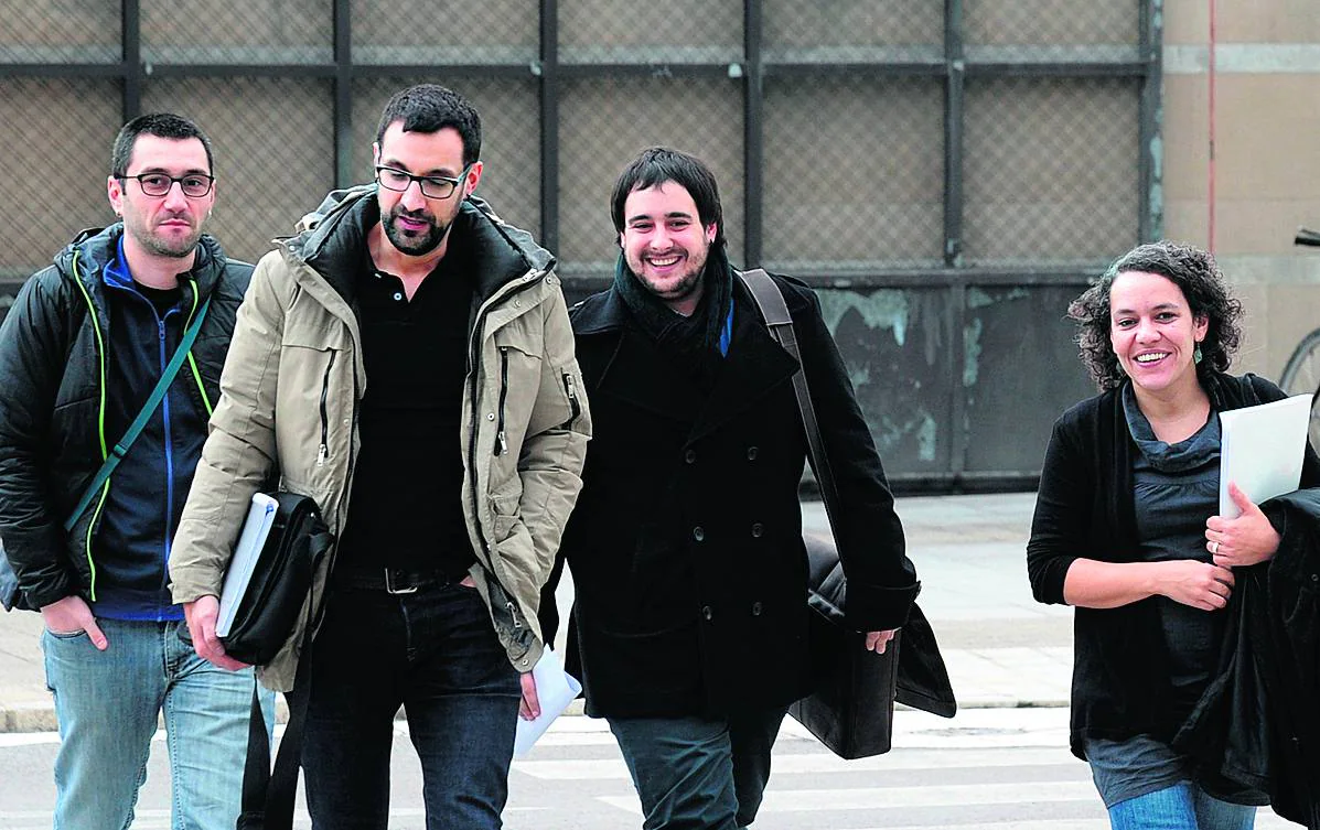 Bollain y Guanche, a la derecha, con dos técnicos de Elkarrekin Podemos. 