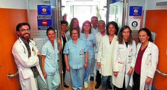 Parte del equipo multidisciplinar que atiende a los afectados por ictus, a la entrada de esta unidad en el Hospital Donostia.