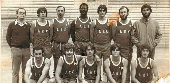 Década de los 70. El primer encuentro del club de baloncesto arrasatearra se disputó en el año 1968 en la cancha de Iturripe.

