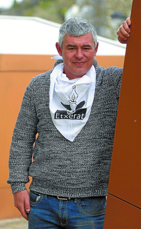 Urtzi Errazkin posa con un pañuelo reivindicativo de Etxerat.