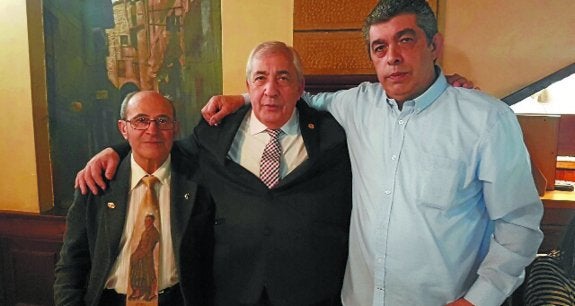 El nuevo presidente de la peña, Juan Antonio de Blas, Luis María López y Luis López. 