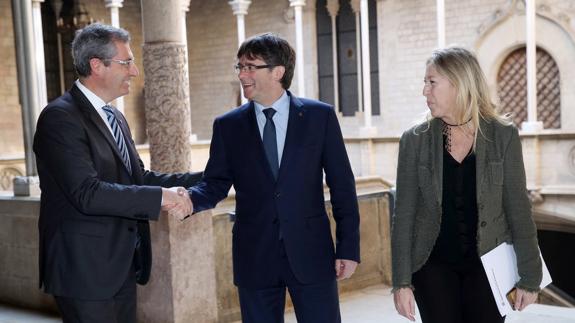 El diputado general, Markel Olano, saluda al presidente catalán, Carles Puigdemont.