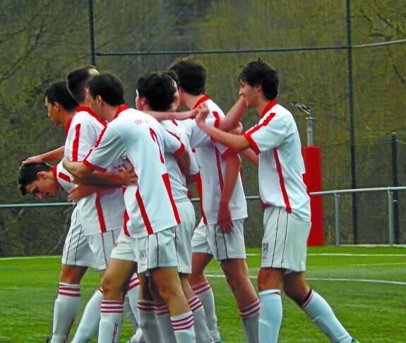 Los jugadores del Doneztebe celebran uno de los goles marcados a los de Aibar. 