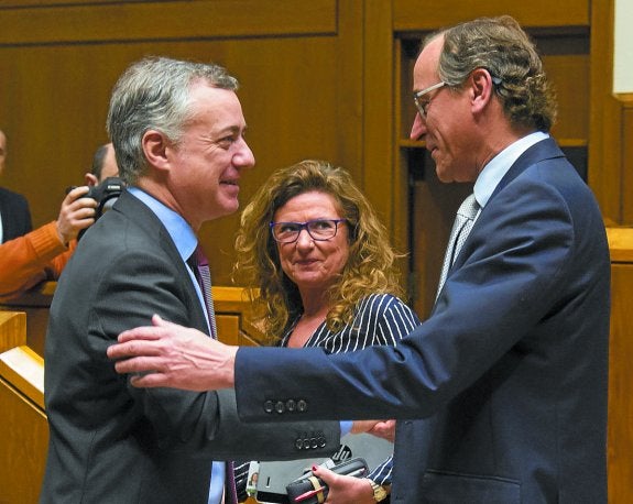Iñigo Urkullu y Alfonso Alonso se saludan al inicio del pleno del Parlamento Vasco de ayer. 