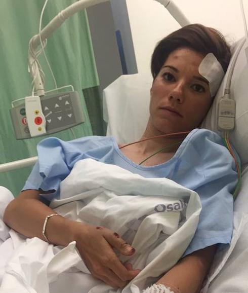 La ciclista Ane Santesteban , en la cama del hospital.