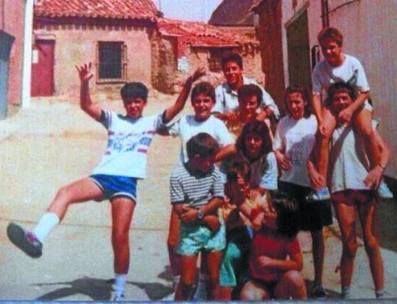 Unai Sordo es el primero por la izquierda, con un grupo de amigos en Castronuño, el pueblo vallisoletano donde veraneaba de niño. 