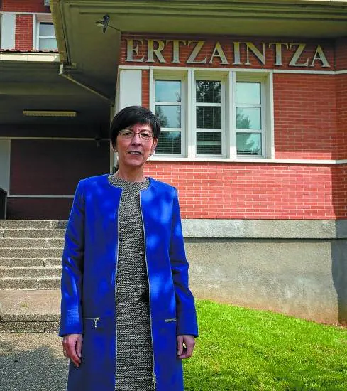 La consejera Estefanía Beltrán de Heredia, en el exterior de la comisaría de la Ertzaintza de Hernani.