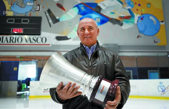 Tito Marcelino, con el trofeo de campeón de Liga, ayer sobre la pista del Palacio del Hielo.