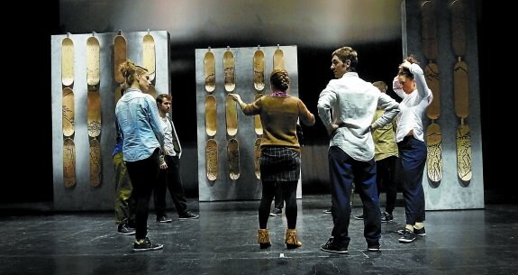 Los componentes de la compañía de danza Haatik ultiman en el centro de artes escénicas de Sarobe los preparativos para el inminente estreno de la obra 'Hormek diote'.