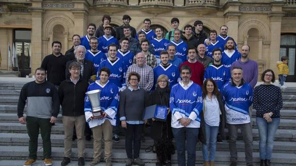 La plantilla al completo del Txuri, junto a representantes institucionales. 