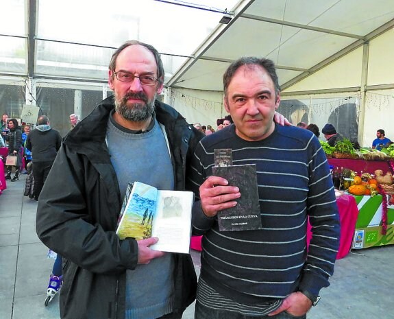Antxon Herrero y David Agirre, ilustrador y autor de la novela.
