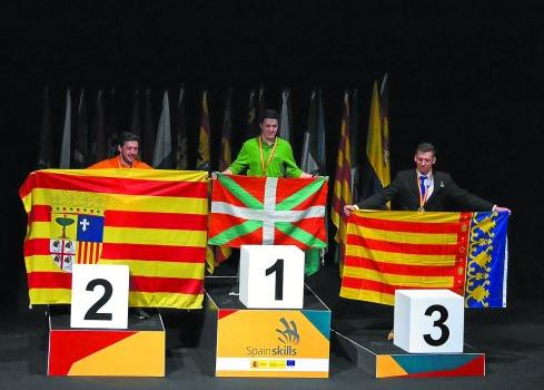 Iker Borde, de La Salle Berrozpe de Andoain, en lo alto del podio, al recoger su medalla de oro.  