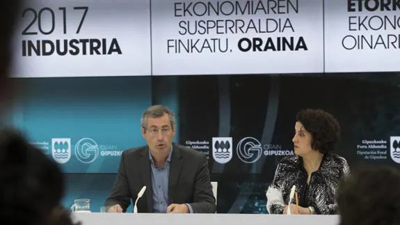 El diputado general de Gipuzkoa, Markel Olano, acompañado por la titular de Promoción Económica, Ainhoa Aizpuru. 