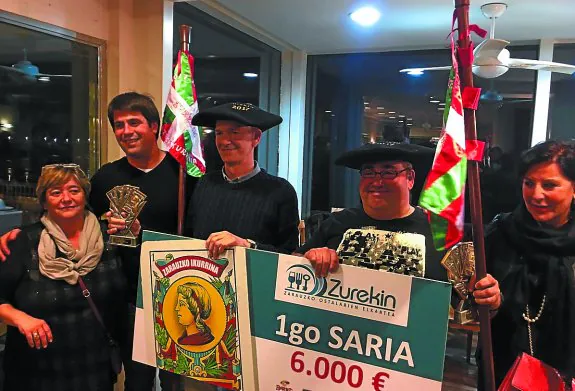 Los ganadores. Alkorta y Kaperotxipi, con los miembros de Zurekin tras recoger los premios de la Ikurriña.