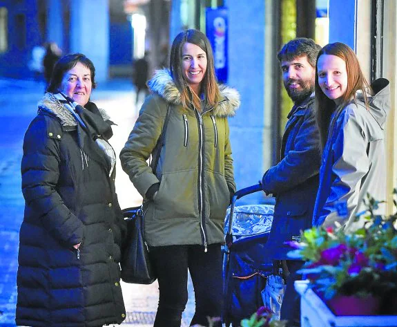 María Jesús, Onditz, Iban y Olga, dos familias de acogida de Tolosaldea.