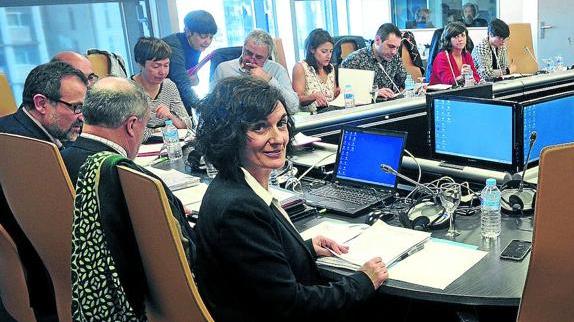 La directora general de EiTB, Maite Iturbe, junto al nuevo consejo de administración. 