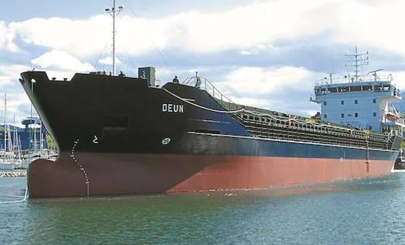El último buque construido por Balenciaga, el granelero Deun, partió de Zumaia el lunes rumbo a Pasaia donde será entregado mañana a Urola Shipping.