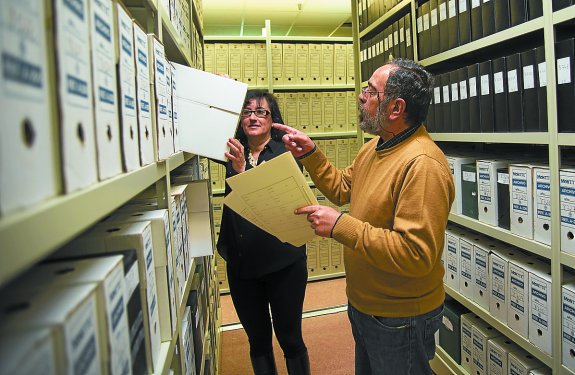 Memoria documental. Sagrario Arrizabalaga y Antonio de las Heras en los pasillos del Archivo. 