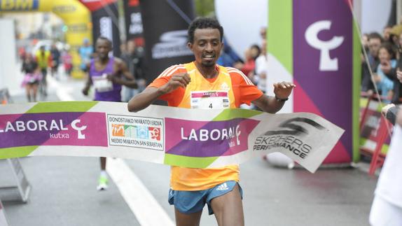 El etíope Azmeraw Bekele ha realizado un tiempo de 1h03:54. 