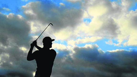 La silueta de Jon Rahm se recorta bajo el fondo del cielo texano que le ha acompañado en los dos últimos torneos. 