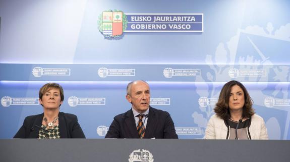 Los consejeros Arantxa Tapia, Josu Erkoreka y Beatriz Artolazabal, en la rueda de prensa.