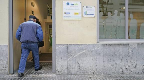 Un hombre accede a una oficina de Lanbide. 