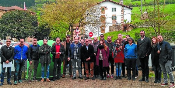 Alcaldes y técnicos catalanes, junto al primer edil de Zegama (séptimo por la izquierda), ayer en el municipio goierritarra. 