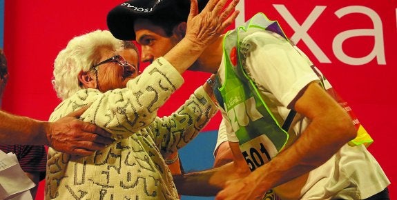 Luzia Goñik jantzi zion txapela Julio Sotori atzo Iruñean. 