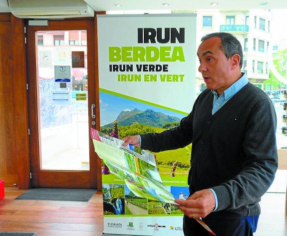 Recorridos. Páez despliega en la Oficina de Turismo de Luis Mariano el folleto sobre rutas verdes.