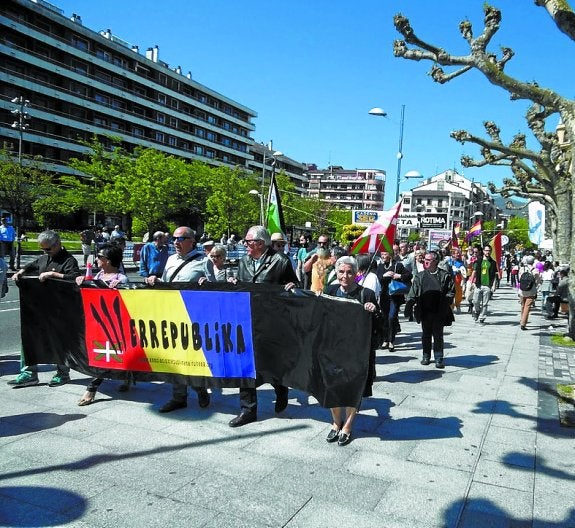 Manifestación a favor de la república, que partió de la plaza del Ensanche y marchó hasta la de San Juan para izar la bandera. 