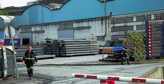 Dos trabajadores de Sidenor caminan en las inmediaciones de la factoría que la compañía acerera tiene en Azkoitia.