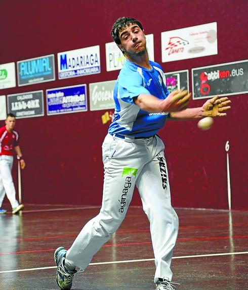 Aranguren ejecuta un saque, ayer en Zumarraga. 