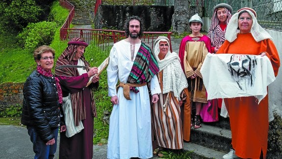 Mari Pepa Martínez Apezteguía, organizadora, con Marcos Roca, Ander Arizaga, Iziar, Santiago Balda, Hermina -una de las 'lloronas' de Jerusalén- y Arantxa Jauregi, en uno de los escenarios de 'La Pasión de Cristo'.