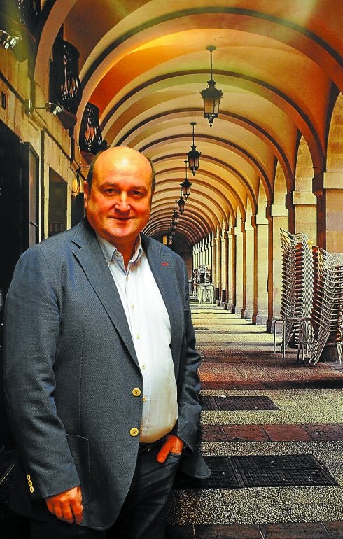 Andoni Ortuzar, en una sala de reuniones de Sabin Etxea, con una gran foto detrás.