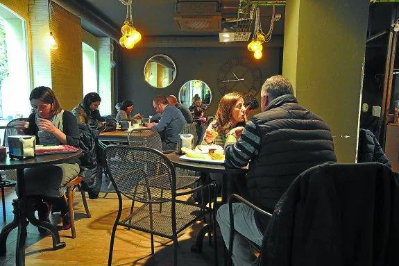 Una cafetería repleta de clientes una mañana en San Sebastián. 
