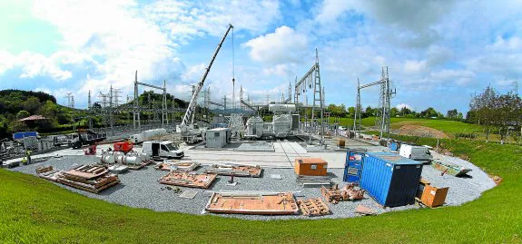 El desfasador, formado por dos piezas de gran tamaño, se está colocando en la zona central de las instalaciones de REE en Arkale. 