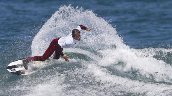 El surfer local Natxo González durante su participación en la segunda jornada del Pro Zarautz 2017, dentro del circuito mundial de surf.