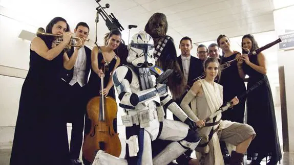 Algunos de los miembros de la Film Symphony Orchestra con personajes de 'Star Wars'.