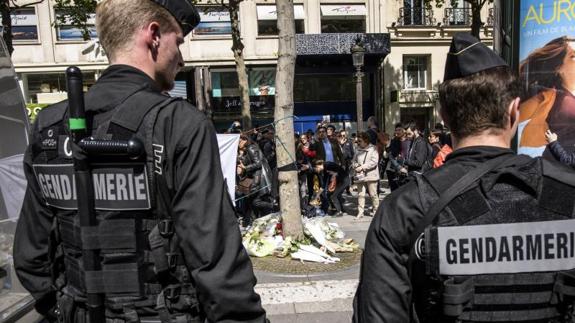 La policía vigila el lugar en el que fue asesinado anoche un policía durante un ataque yihadista perpetrado en la avenida de los Campos Elíseos de París.