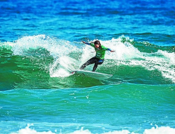 Garazi Sánchez exprime una ola ayer en Zarautz. 